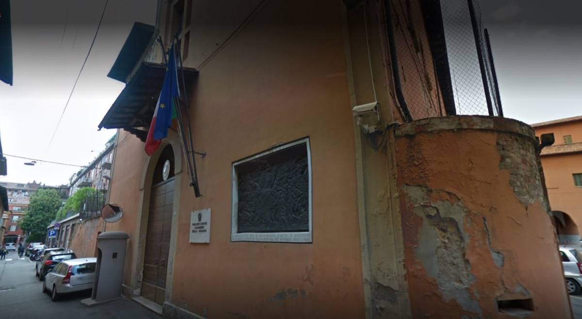 Bologna, beccato a rubare in condominio nigeriano aggredisce militari