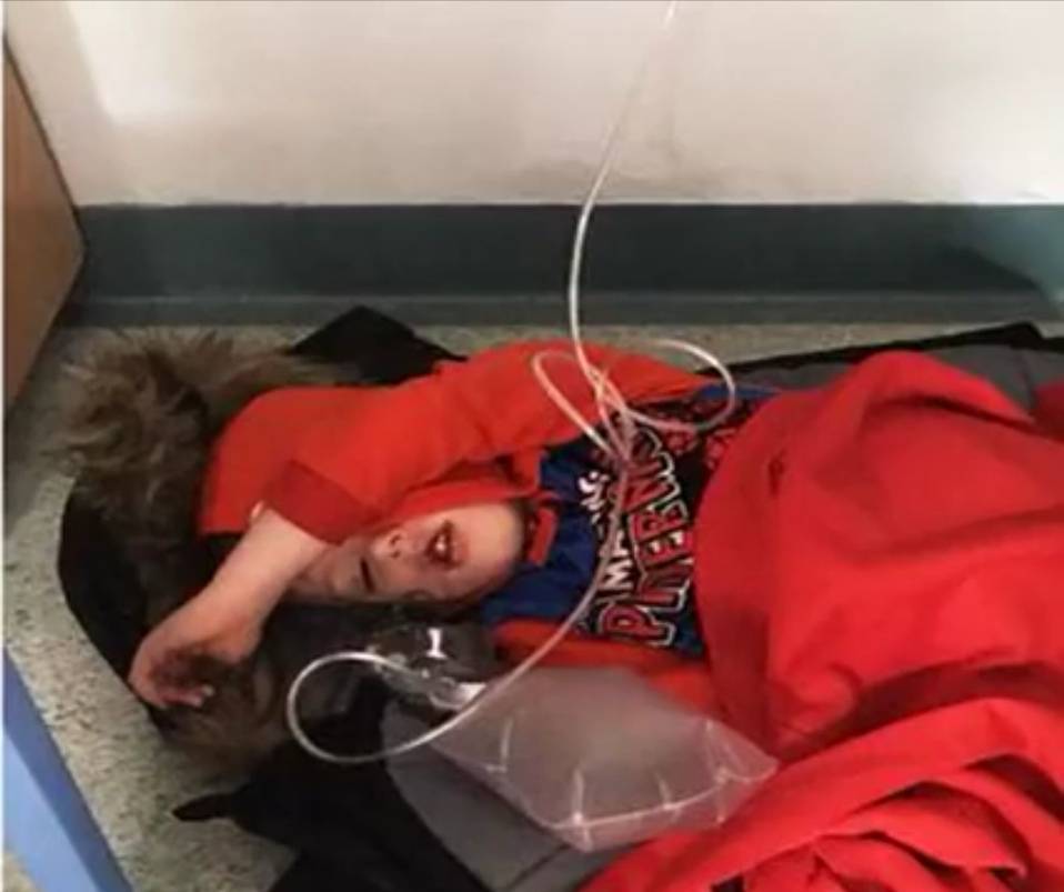Manca il letto in ospedale: bimbo di 4 anni lasciato sul pavimento