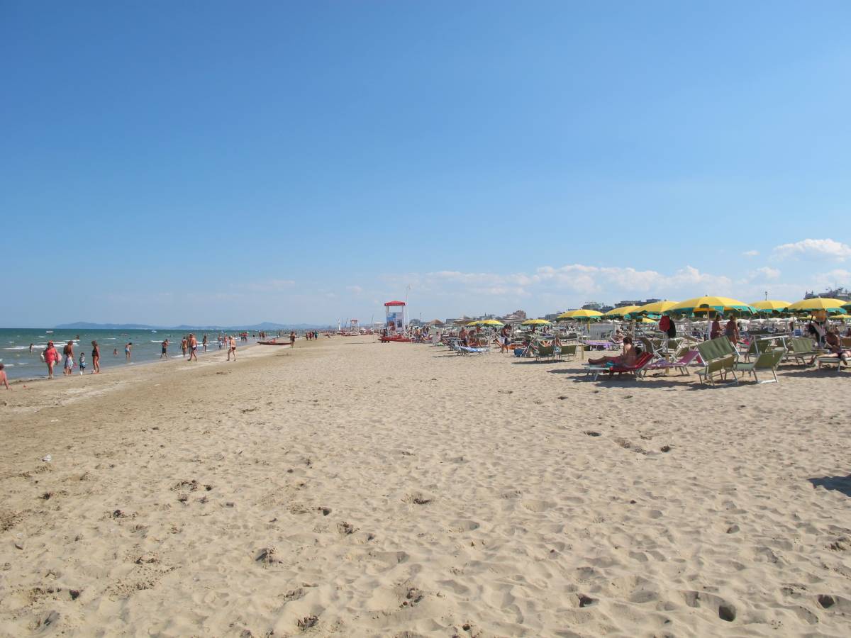 Rimini, denunciò lo stupro in spiaggia: oggi la 15enne conferma le accuse contro il coetaneo