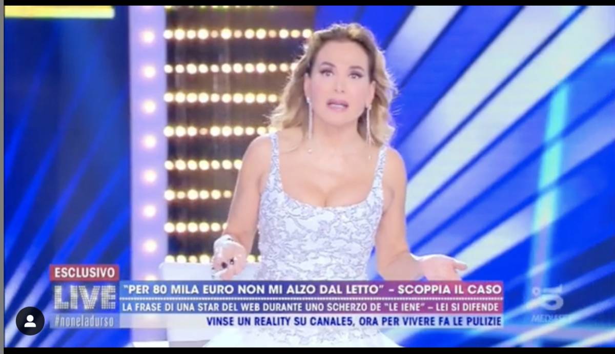 Piccolo incidente in diretta: la d'Urso rischia di cadere in una botola