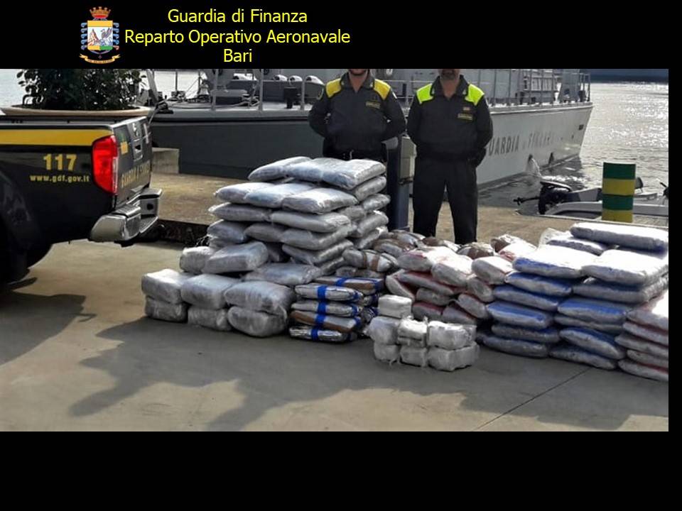 Il blitz dello scafista a Brindisi: 300 chili di droga sull'imbarcazione