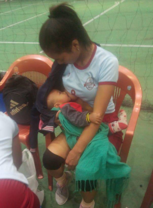 Sente il figlio piangere: pallavolista lascia campo per allattarlo