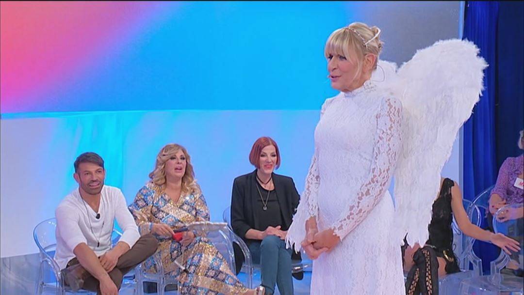 Gemma Galgani sfila vestita da angelo, Tina: "Andrai all'inferno"