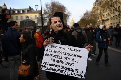 Francia, ancora scioperi: "Monsieur Pensioni" lascia e inguaia Macron