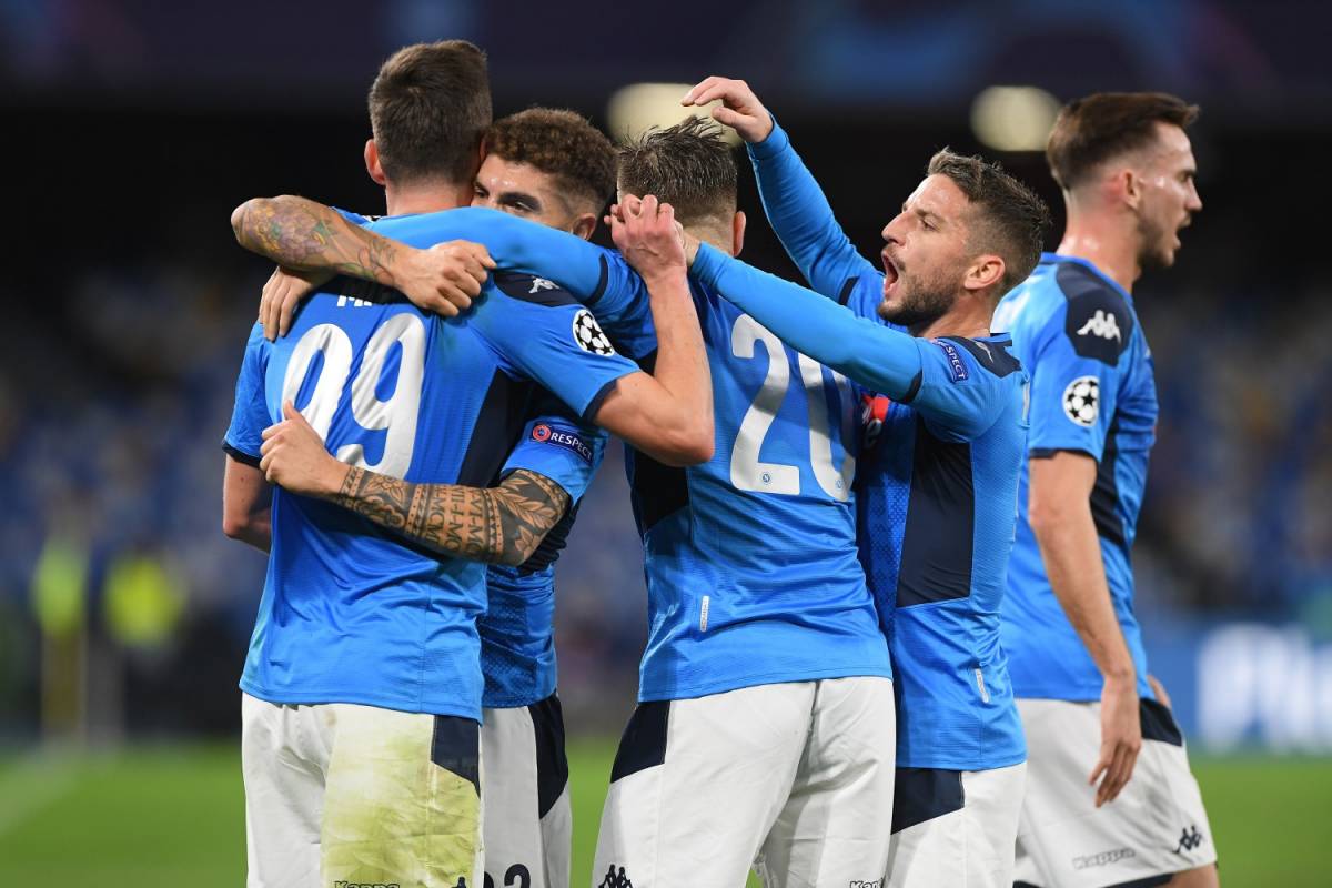 Il Napoli travolge 4-0 il Genk e vola agli ottavi di Champions. Ancelotti non si dimette