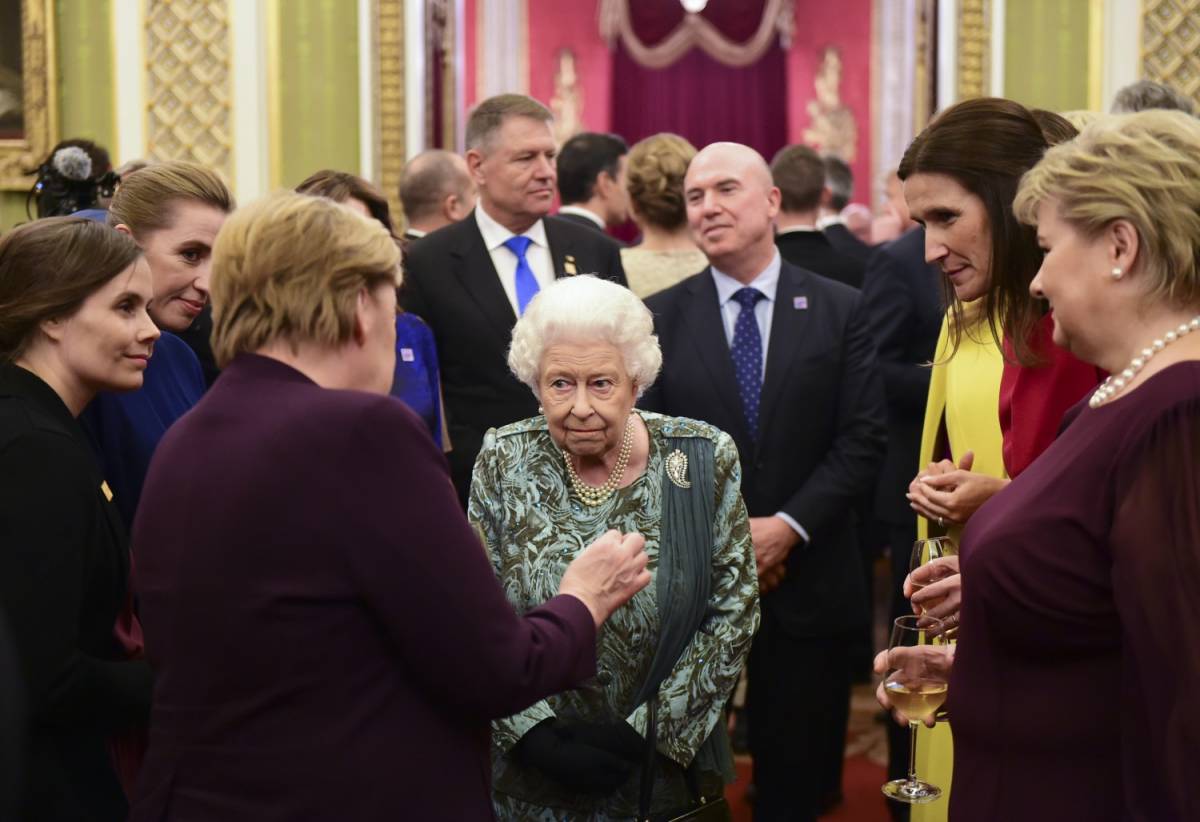 La Regina Elisabetta spende 30.000 sterline in regali per il suo staff