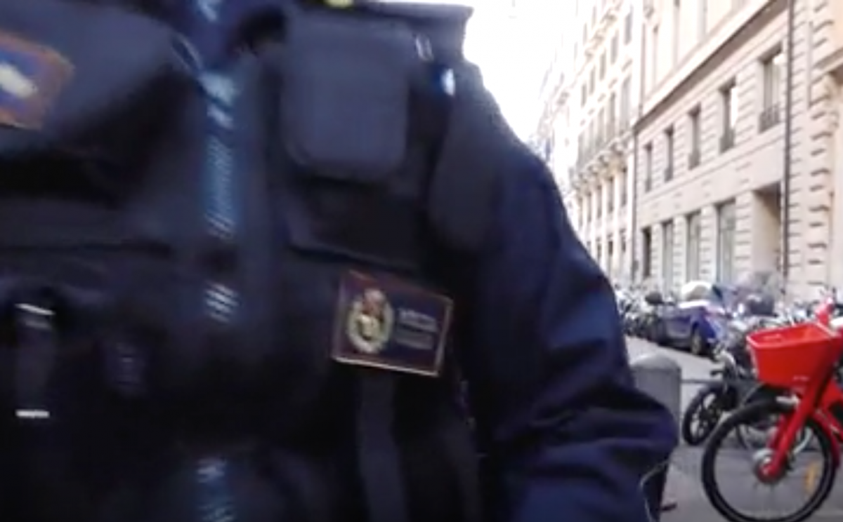 Roma, videomaker riprende gli agenti. Il vigile: "Se sto senza divisa ti spacco questa in testa"