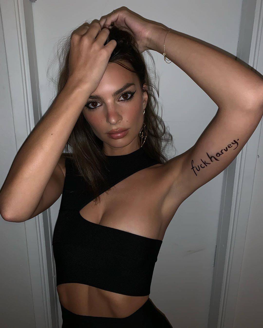 Emily Ratajkowski, tatuaggio di protesta contro Weinstein