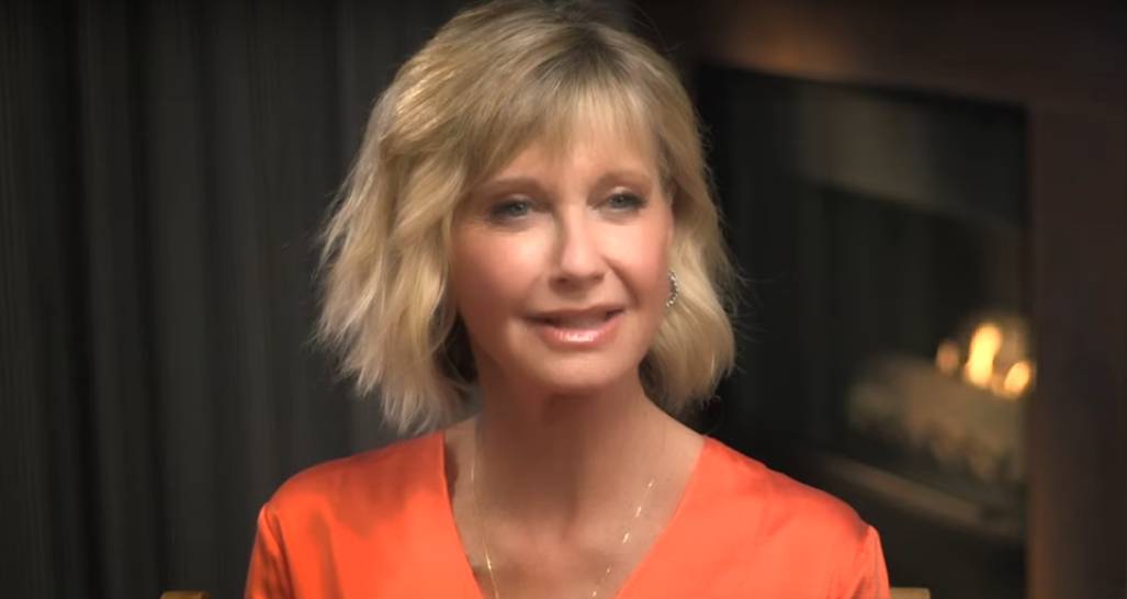 Olivia Newton-John mette all'asta la sua giacca. Un milionario la compra e gliela restituisce