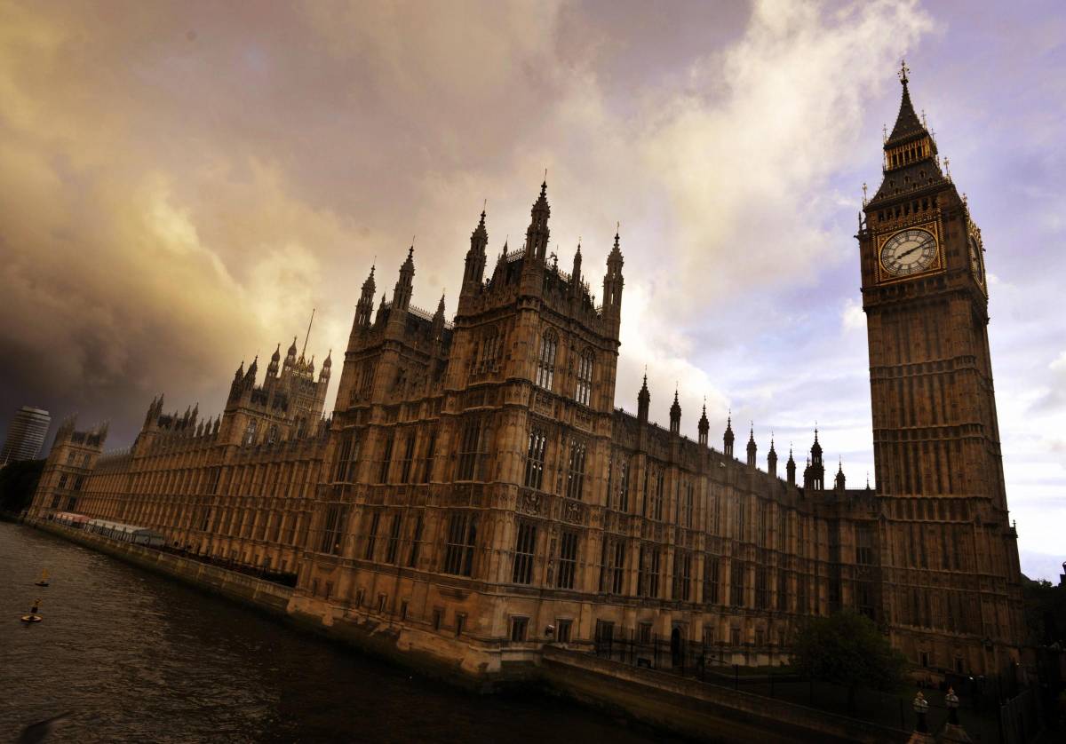 Crolli, gelo, incendi e topi: a Londra dipendenti e politici in fuga dal Parlamento