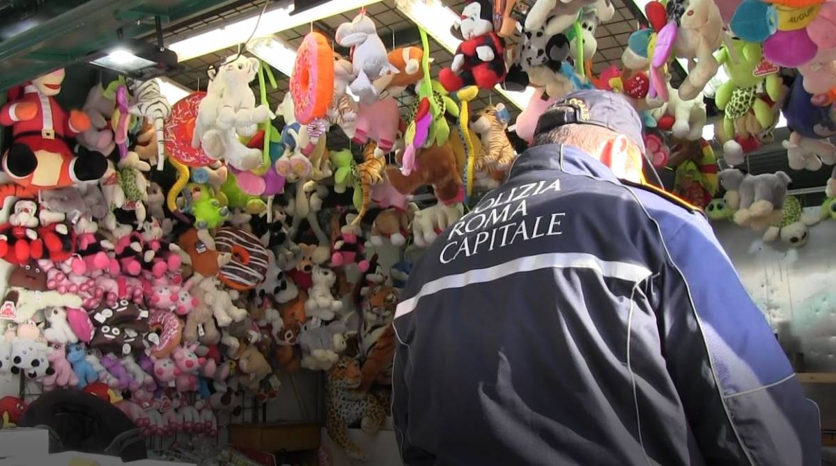 Piazza Navona, sigilli al mercatino di Natale: sequestrate bancarelle