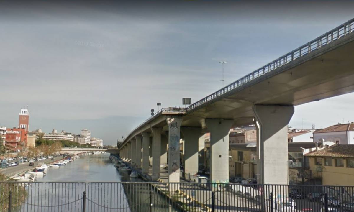 Pescara, tenta di buttare ex dal ponte: arrestato marocchino