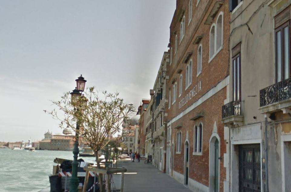 Venezia, tunisino attacca vigilanti con coltello: panico alla festa