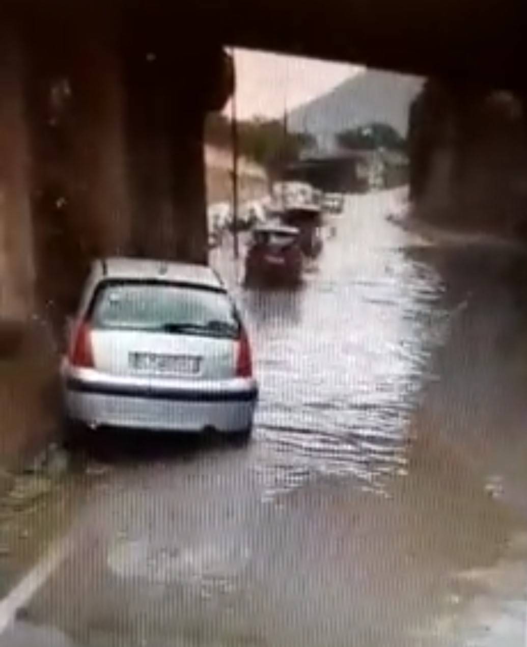 Emergenza maltempo: strade allagate e auto sommerse dalla pioggia fino alle portiere