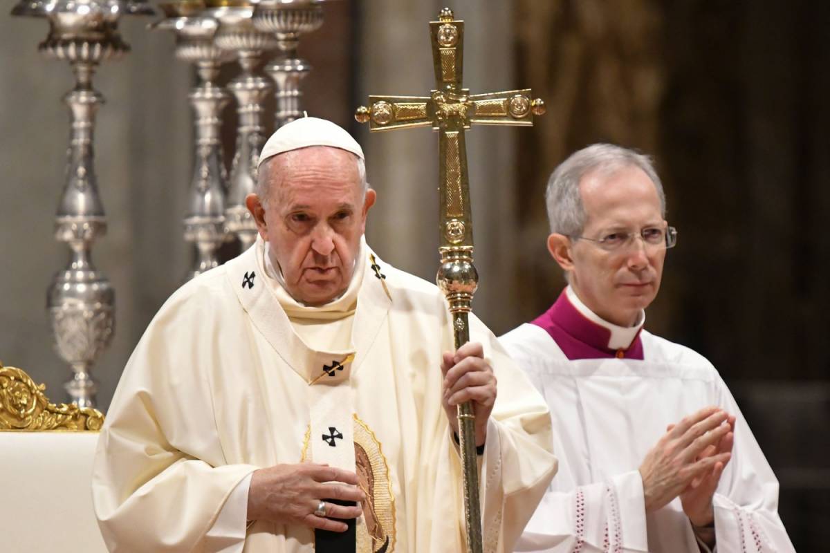 Il Papa alla messa di Natale: "Dio arriva gratis"