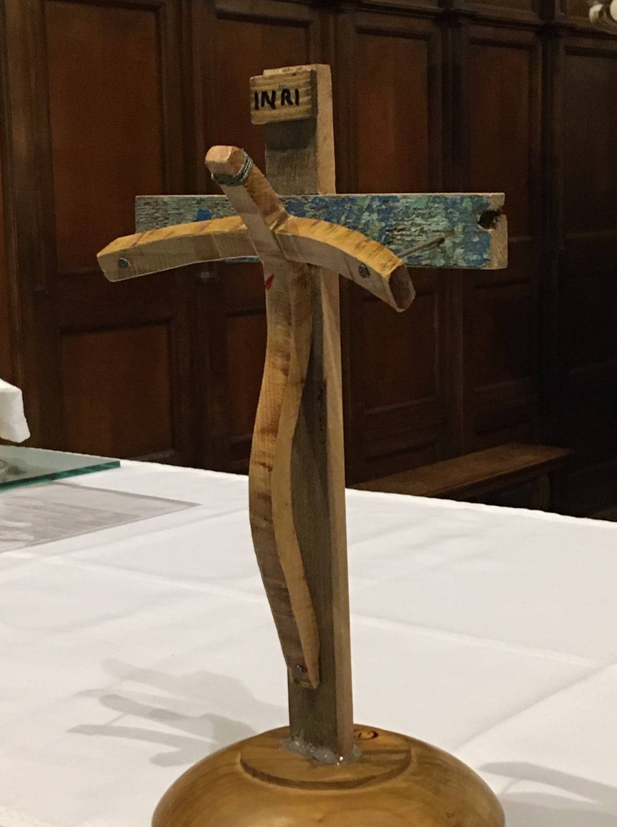 "Crocifisso con legno dei barconi": la nuova predica sull'accoglienza