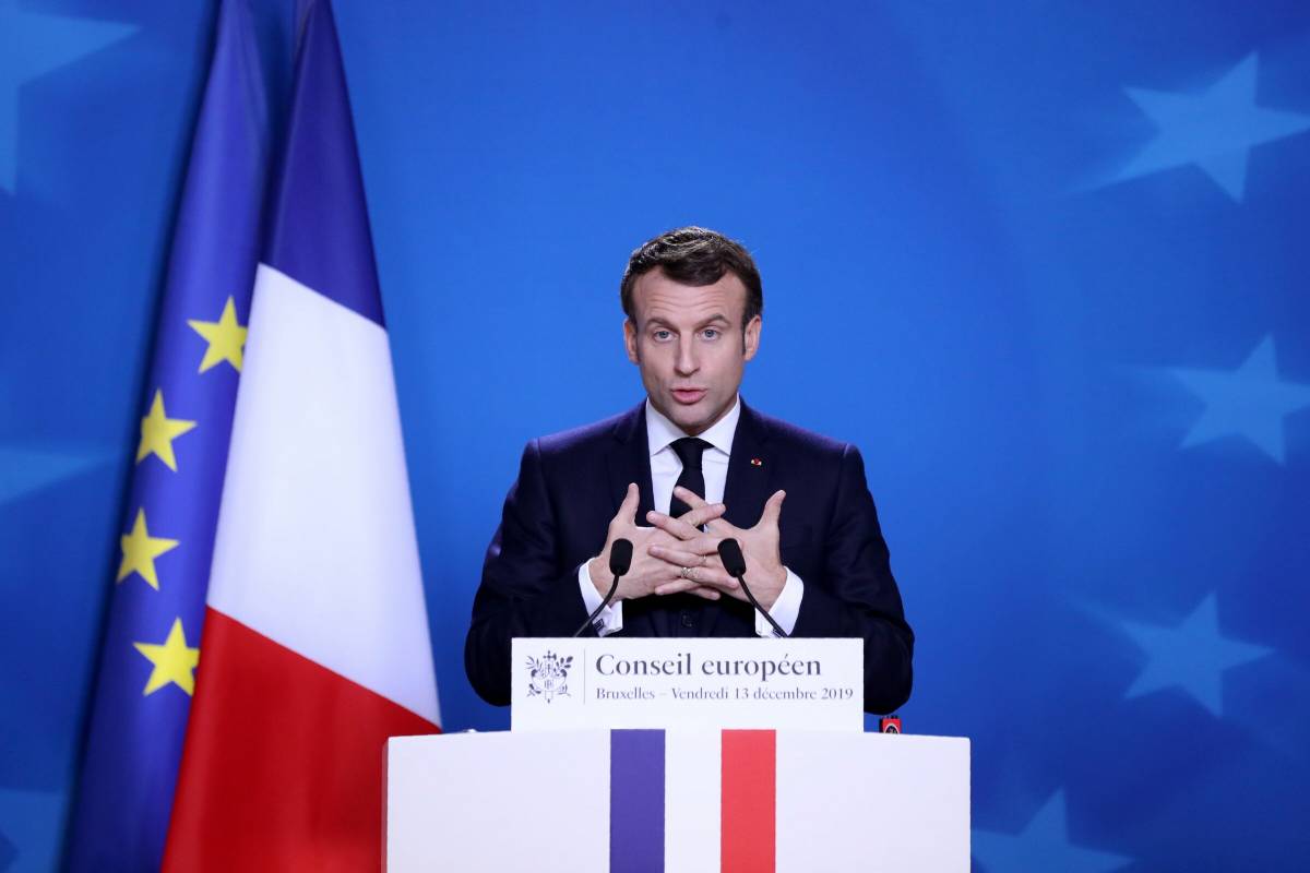 Mossa di Macron: rinuncia al vitalizio