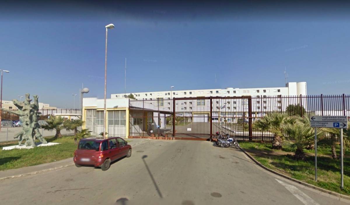 Lecce, detenuto magrebino aggredisce agente e lo manda in ospedale
