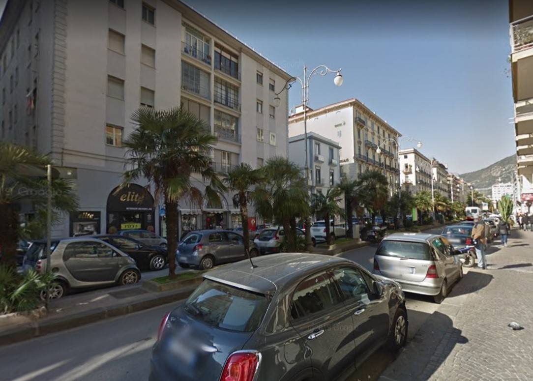 Salerno, ambulanti senegalesi attaccano finanzieri durante controllo