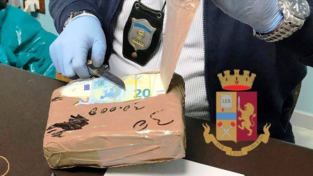 Banconote da un milione e mezzo di euro nascoste in un autocarro: il sequestro in autostrada