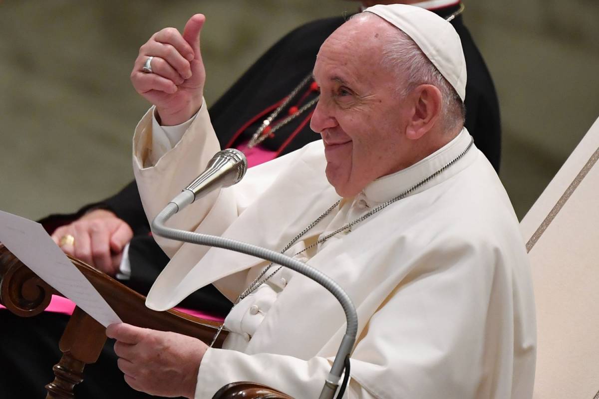 Il Papa su Twitter: "Accogliere, proteggere, integrare"