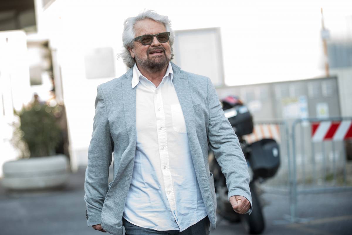 Beppe Grillo annulla il suo tour: "Mi devo sottoporre a un intervento chirurgico"