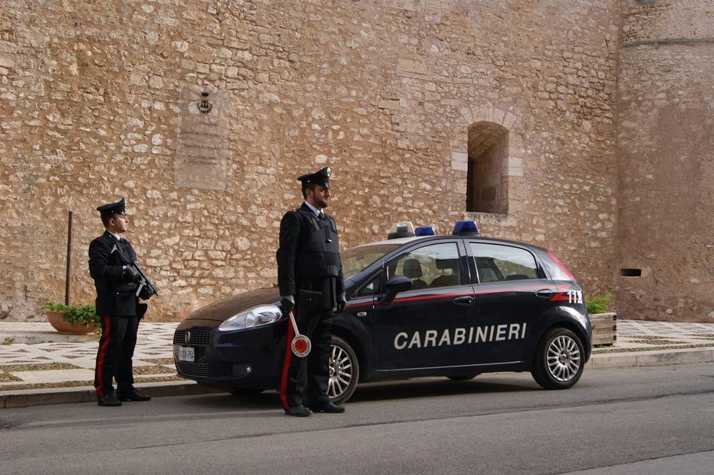 Aggredisce i carabinieri con un martello e loro gli concedono una pizza al prosciutto