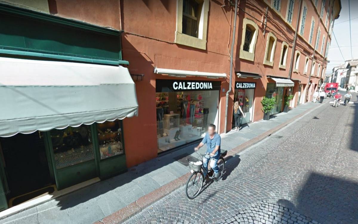 Modena, marocchina furiosa in negozio ferisce giovane commessa