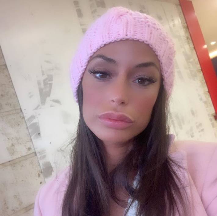 Raffaella Fico offesa ​per un selfie: "Sembri una carpa"