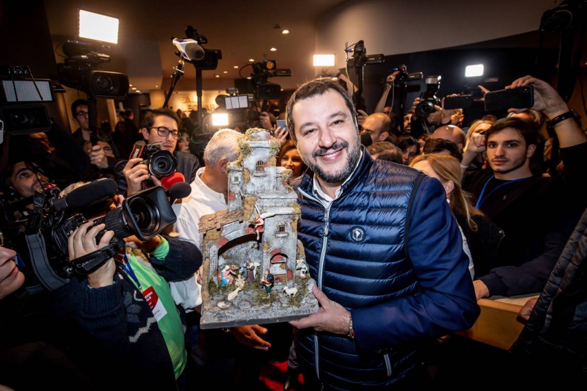 Il dito medio di Bossi e il presepe di Salvini: così la Lega Nord va in pensione