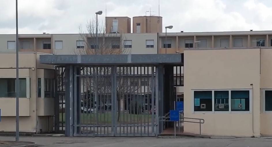 Perugia, detenuto colto col cellulare in cella aggredisce poliziotto