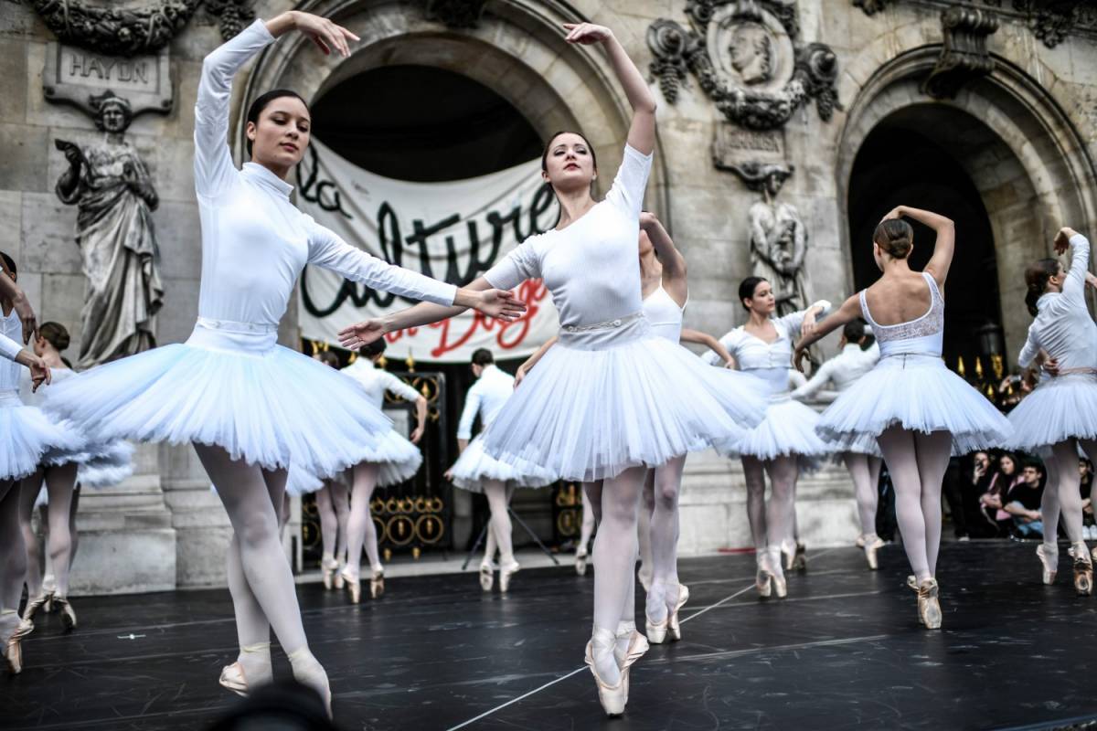Parigi, le ballerine dell'Opera protestano contro Macron e la riforma delle pensioni