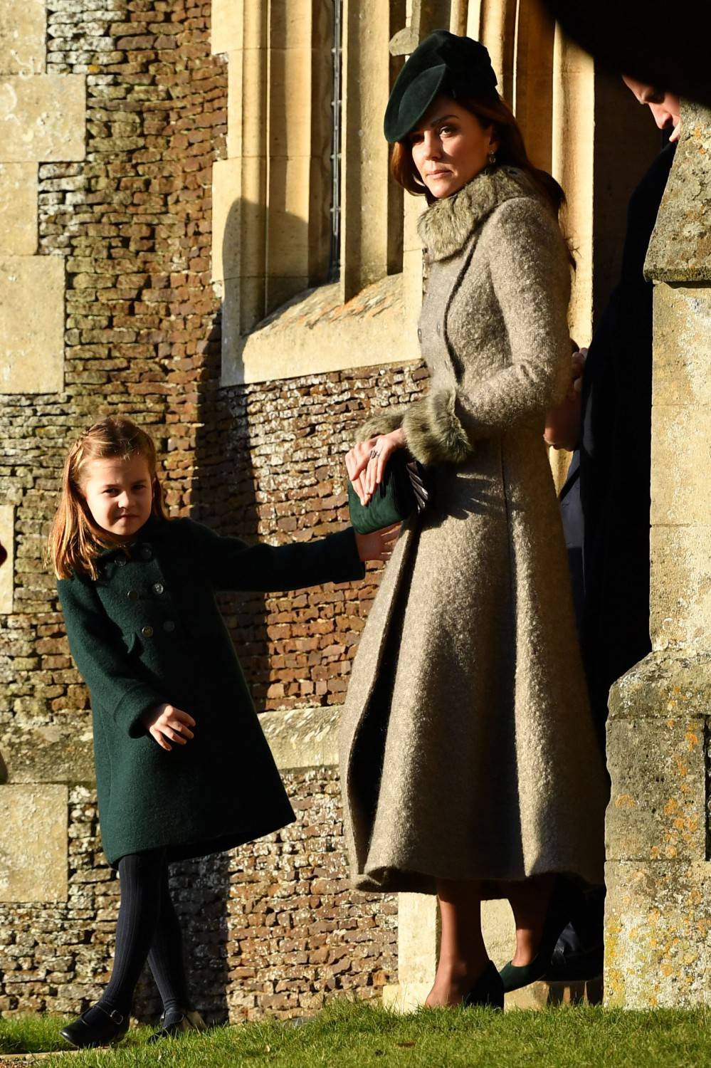 Abbracci e sorrisi ai sudditi: la principessa Charlotte ruba la scena ai Reali
