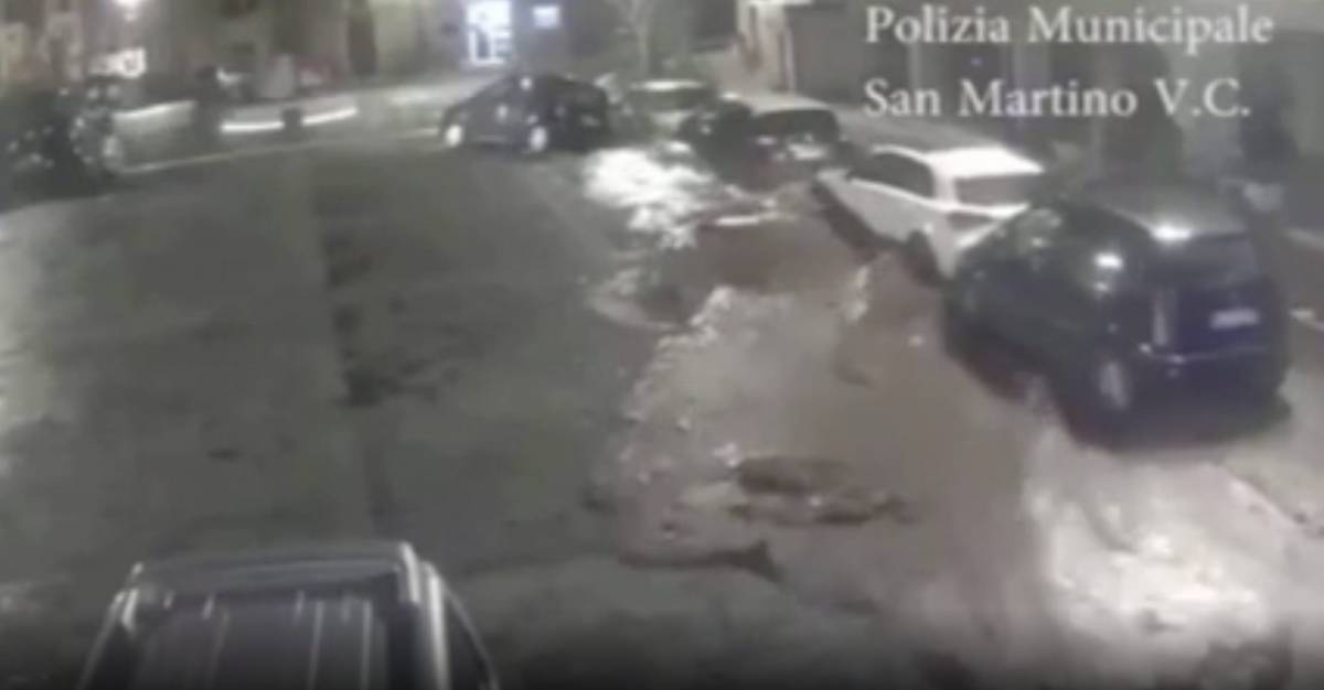 Avellino, esplode fiume interrato: sventrata la piazza di San Martino