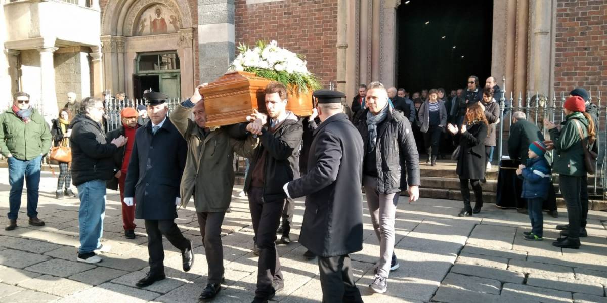 Milano, funerali di Piero Rattazzo al canto di "Bella ciao"
