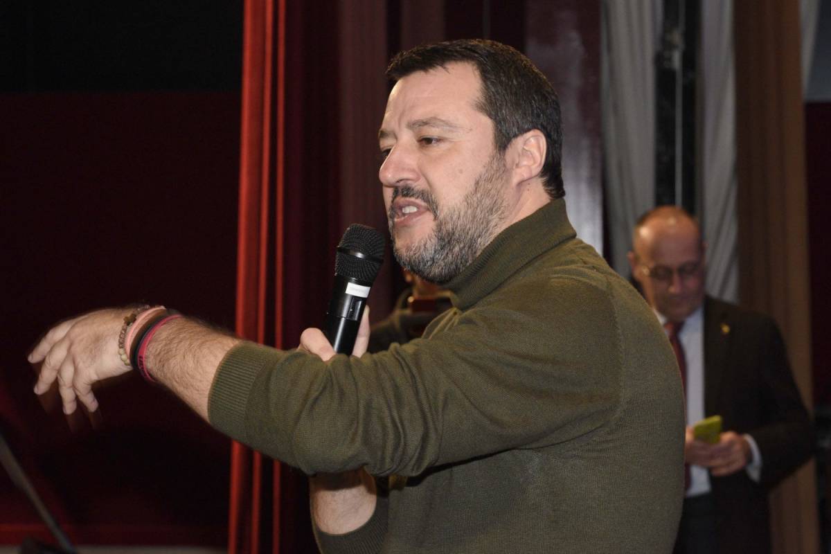 Cannabis, Salvini: "Macché coltivarla a casa, la droga fa male"