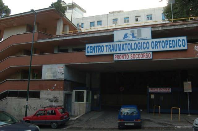 Napoli, terrore al Cto: dottoressa aggredita da figlio di un paziente deceduto