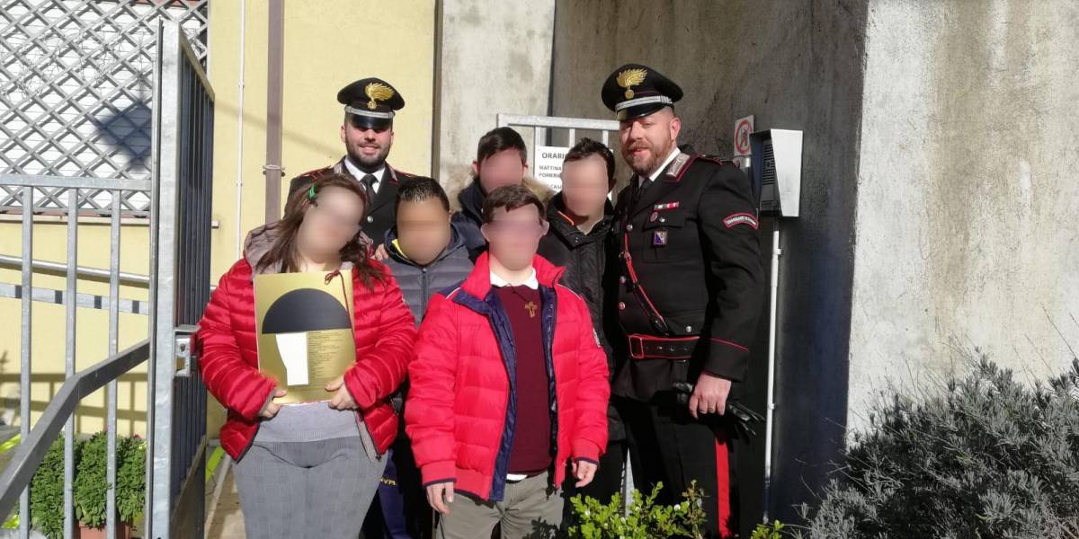 Vibo Valentia, ragazzi down insultati al ristorante: i carabinieri li invitano e regalano loro il calendario