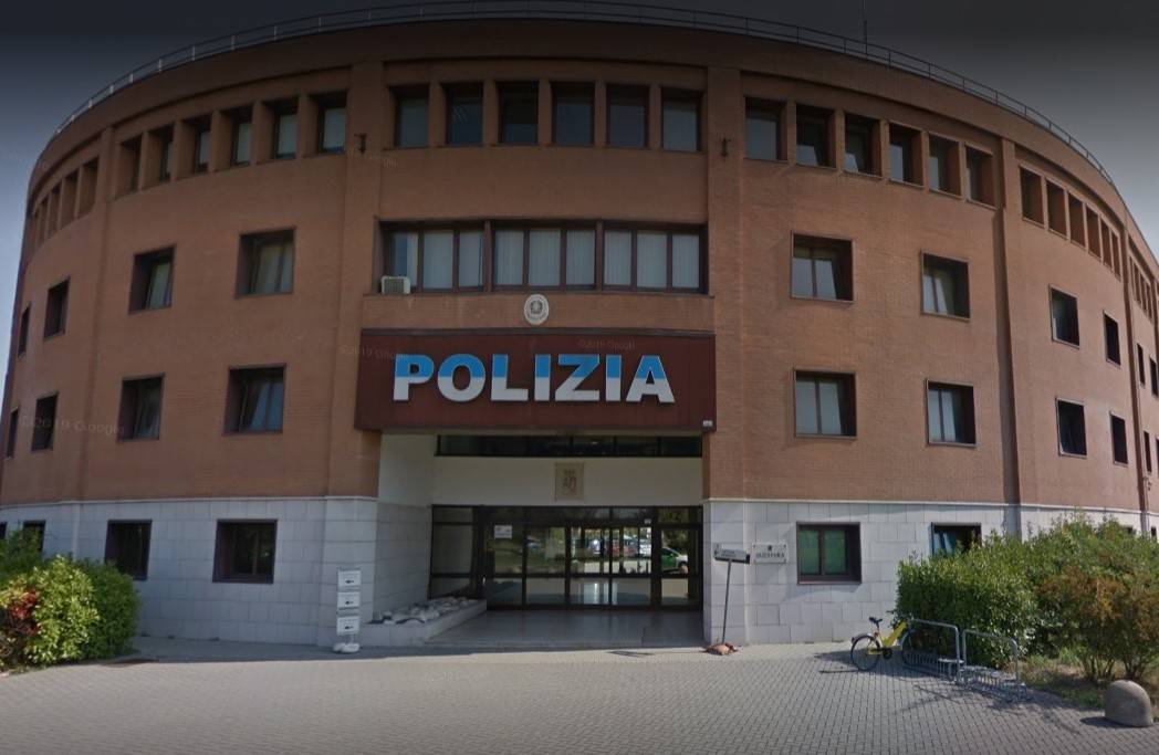 Modena, albanese ruba birre e pesta negoziante e agenti: arrestato