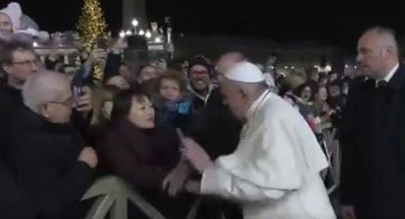 Papa Francesco strattonato da una fedele in San Pietro