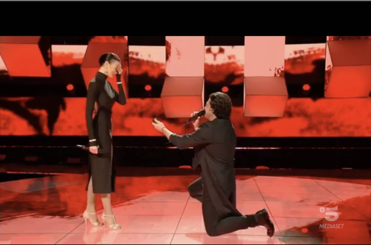Colpo di scena a "All Together Now": Vittorio Grigolo si inginocchia e chiede la mano della fidanzata