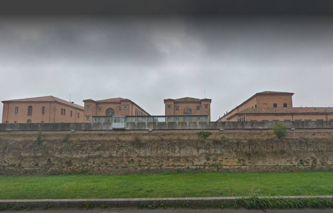 Forlì, detenuto nigeriano tenta di strangolare un agente