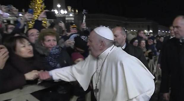 Francesco e lo "schiaffo" in piazza Chi è davvero l'"uomo" Bergoglio?