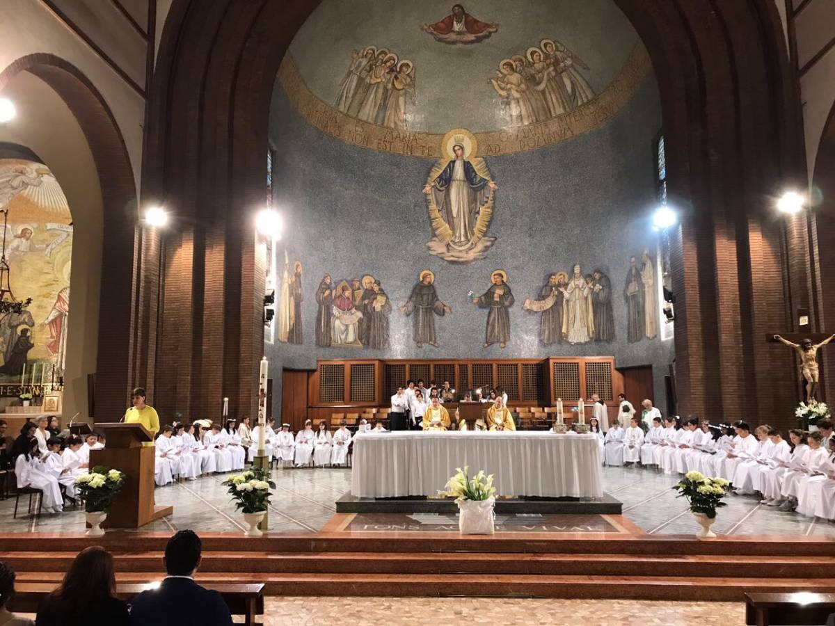 Sale sull'altare e bestemmia: immigrato scatena il panico in chiesa a Milano