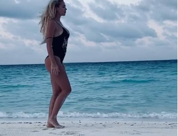 Ilary Blasi fa yoga in spiaggia, il web: "A testa in giù, ma te... restano su"