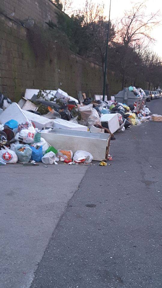 Nella foto di un residente uno dei cumuli di rifiuti che invadono, a Napoli, il quartiere Pianura