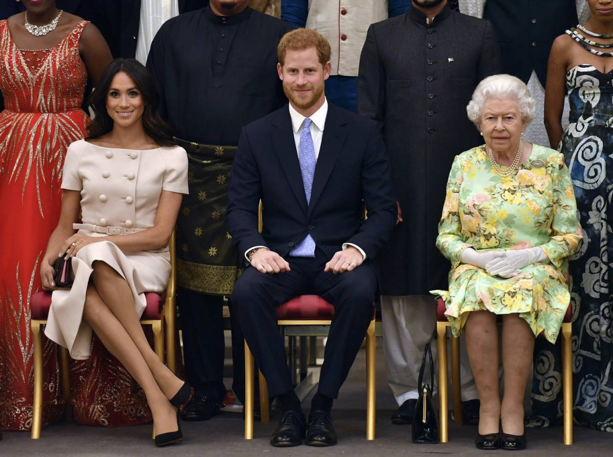 La regina Elisabetta II "delusa" dall'annuncio  di Harry e Meghan: "Difficile e complicato"