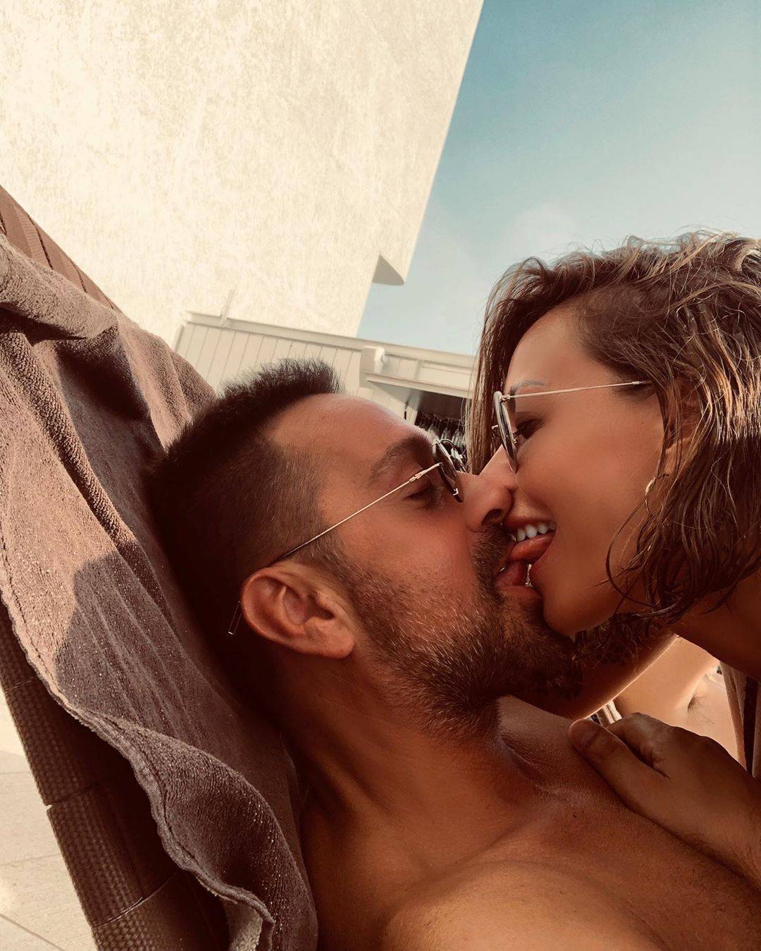 Karina Cascella e Max Colombo, bacio hot su Instagram