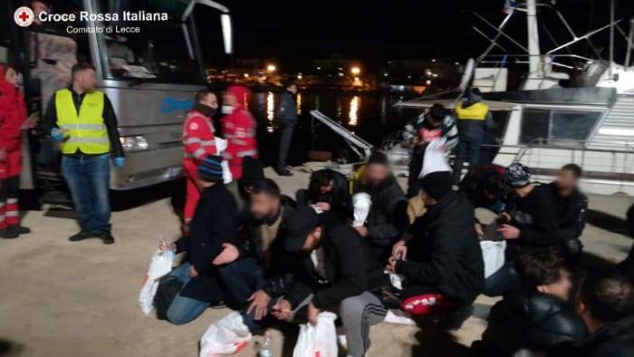Yacht carico di migranti arriva sulle coste del Salento