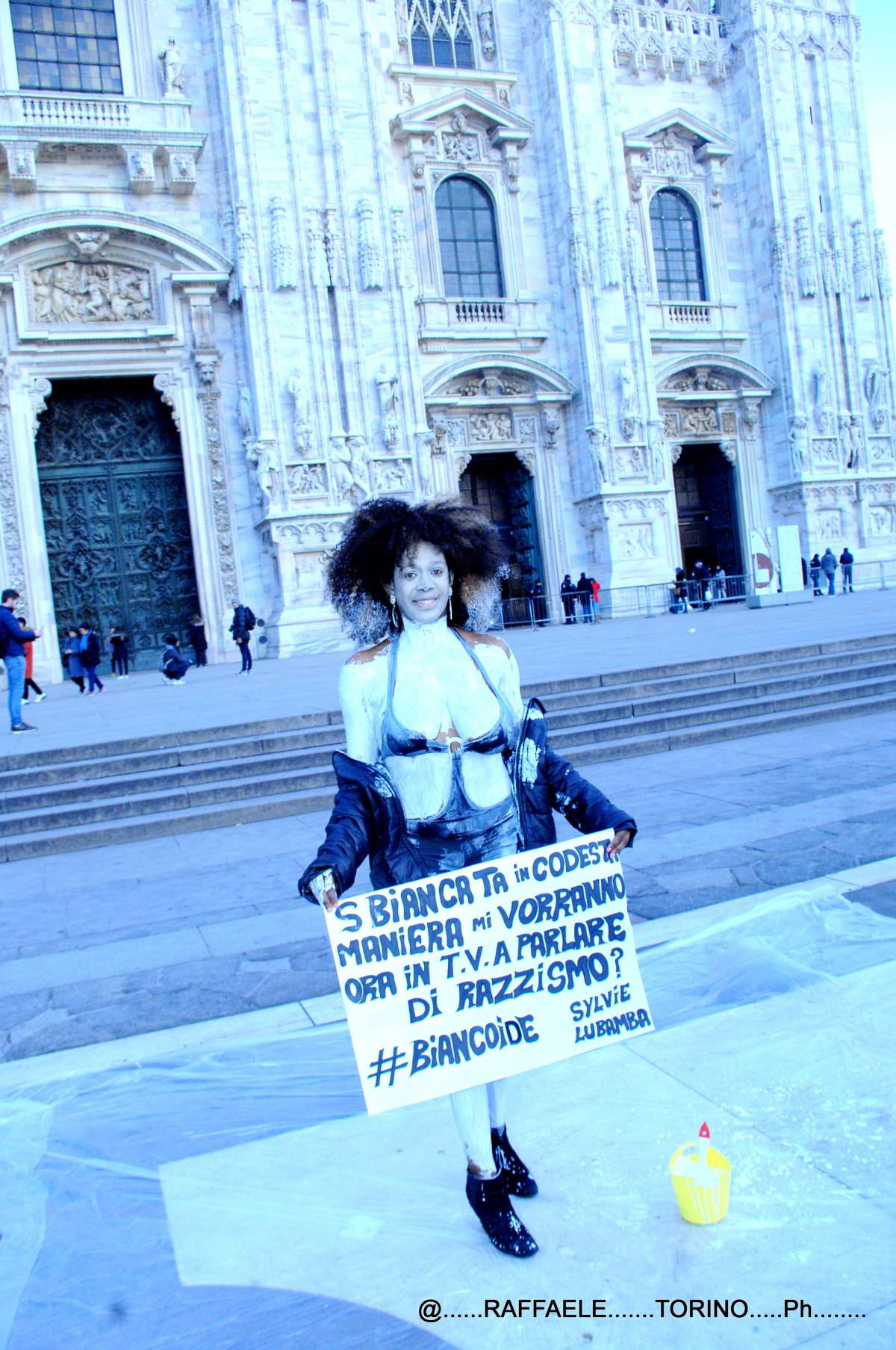 Sylvie Lubamba si spoglia a piazza Duomo per manifestare contro il razzismo